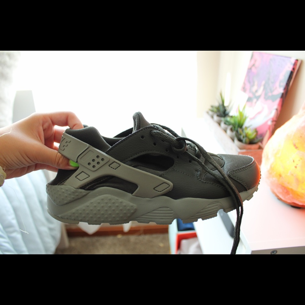 Women’s Size 7 Nike Herarche